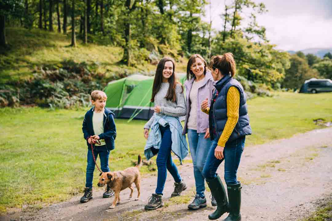 Camping mit Hund: Leinenpflicht auf dem Campingplatz